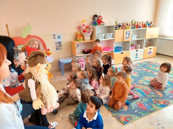 МЛАДИТЕ АРТИСТИ ОТ СЦЕНИЧНИ КАДРИ ПОДАРИХА КУКЛИ НА ДЕЦАТА ОТ БЕЛАЩИЦА